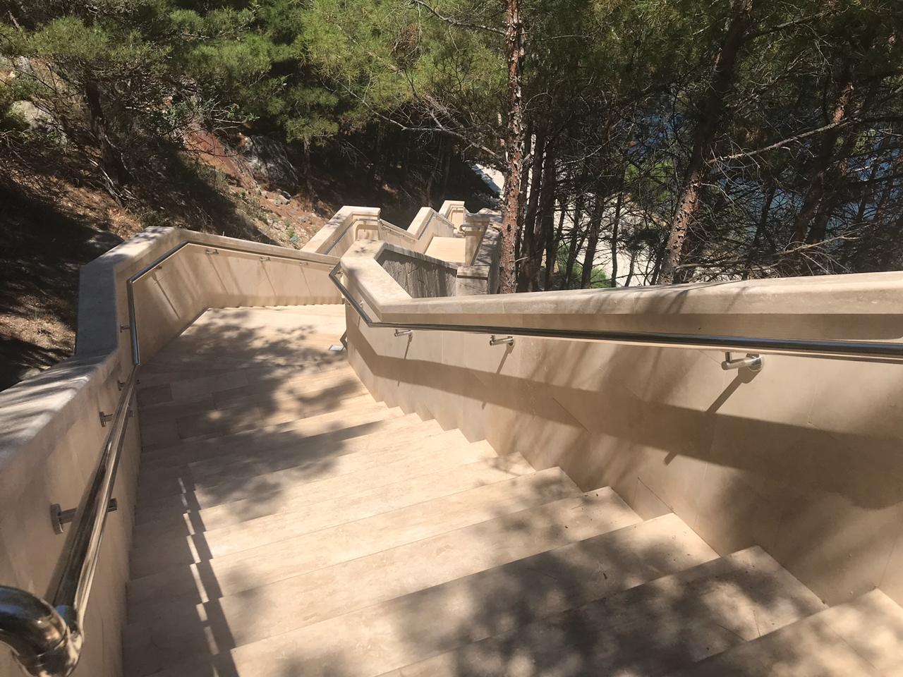 лестница травертин